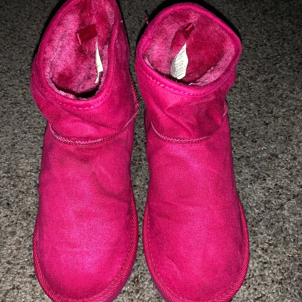 Brand new Old Navy pink fluffy boots size 5